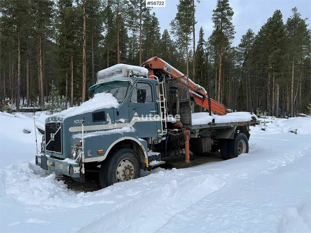 camião de transporte de madeira Volvo NO7-4X2-50-1-V med F7 Kran