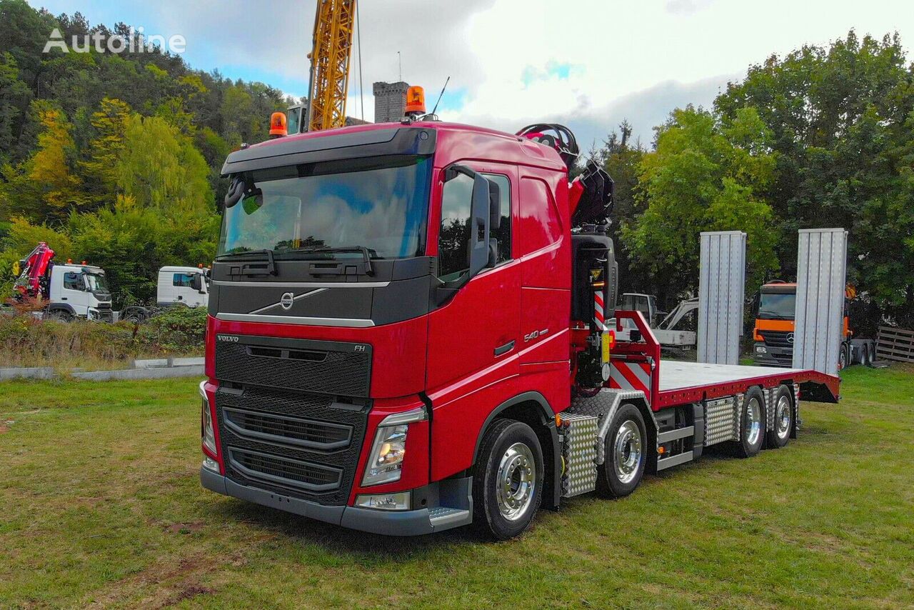 camião porta-automóveis Volvo novo